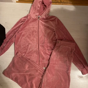 Rosa Cubus set - Säljer mitt Cubus set, Byxorna är storlek S och tröjan M💓 Jag är 158 och byxorna sitter väldigt bra på mig och lagom i längd och tröjan är lite stor 💓