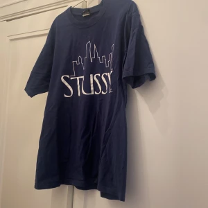 Stussy T-shirt - Säljer min Stussytröja. Storlek L men känns lite oversize. Skick 9/10. 