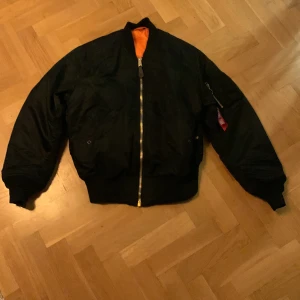 Alpha Industries jacka  - Knappt använd (helt ny). Storlek Large.  