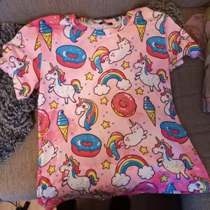 Tröja, sockor och väska  - Sällan använda ^^ sockarna 20kr, väskan 100kr och tröjan 100kr, frakt på sockorna är 13kr, tröjan är 45 kr frakt och väskan 51kr frakt. 