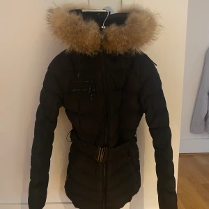 Hollies jacka - Säljer min superfina Holliesjacka som inte kommer till användning. Knappt använd! Originalpris ca. 4000-4500kr💕💕jag är 173 cm och den är till mitten av låren lång & varm! Köparen står för frakten!