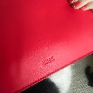 röd carin wester väska  - använd en kväll och köpt i våras, rymlig och m justerbart axelband! spicear upp en tråkig outfit!