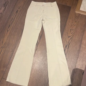 Kostymbyxor  - Beiga kostymbyxor från DesignBySi, storlek M Tall. 100kr+frakt