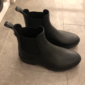 STORM - Stövletter - svart - Fina svarta stövletter i storlek 38, använt dom en gång. Inköpta för 379 kronor, säljer för 200 finns att hämta vid södra station eller skickas mot fraktkostnad.