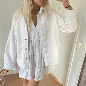 Vit jeansjacka - Superfin jeansjacka från zara