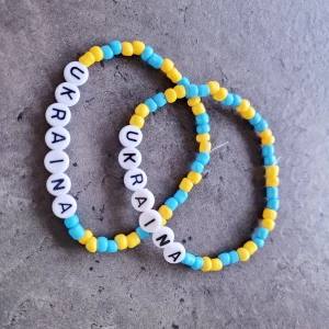 Armband till förmån för Ukraina - Vi säljer armband med texten Ukraina. Allt överskott går till UNHCR och Ukraina.  Nu får du två armband för 100kr. 