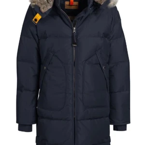 Storlek Young-Medium - Jackan är i storlek M men passar även i folk som tar xs och s då den är i från ungdoms avdelningen, jackan är i bra skick och använd i ungefär 1 vecka säljer då jag inte tycker om den längre. Kan gå ner i pris om du är en serilst köpare 