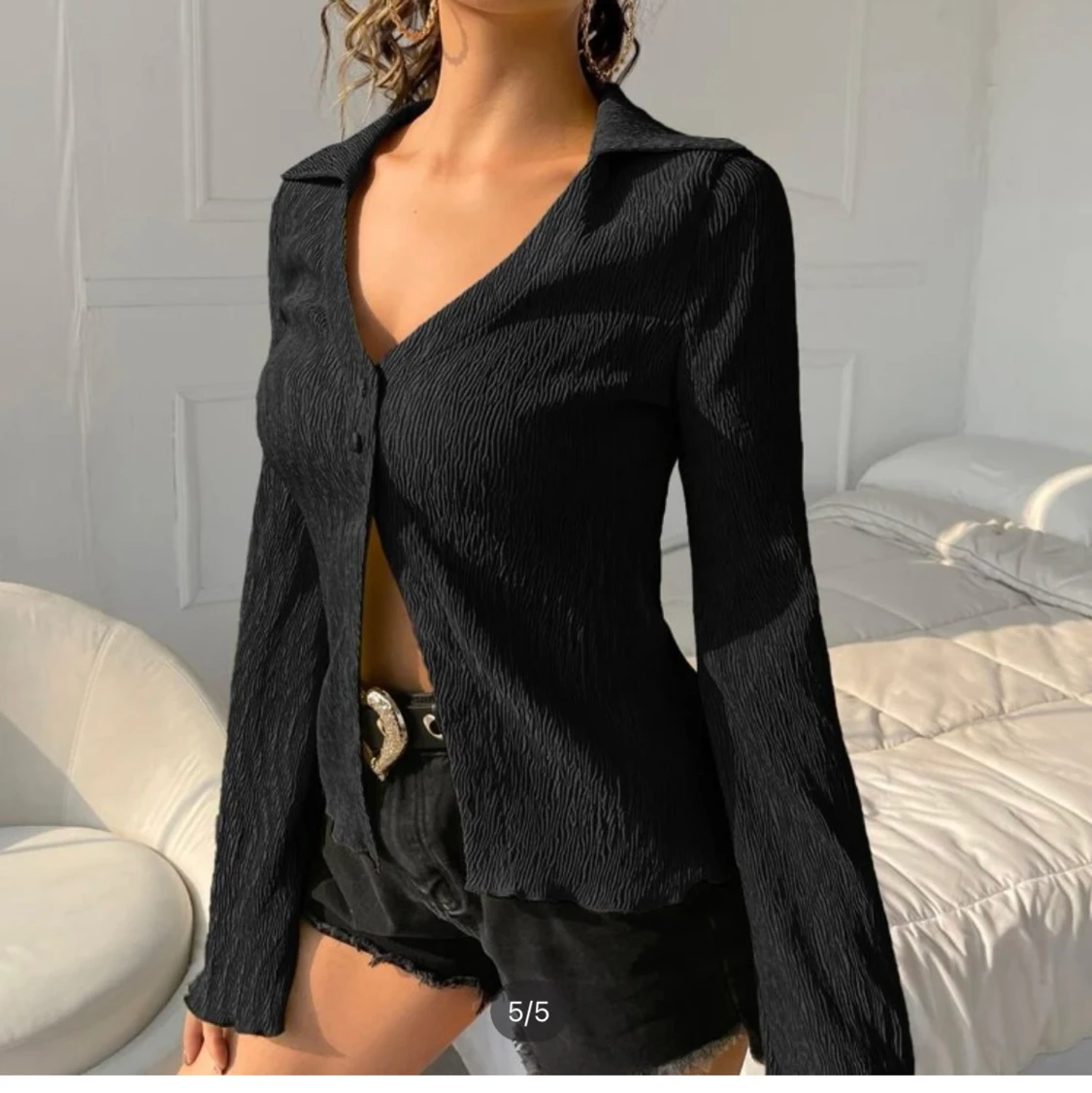 Svart veckad blus  - 91