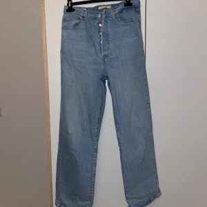 Levis jeans - Levis jeans. Ribcage straight. Fint skick. Storlek 29 (passar mig som är en storlek 36/38). Fint skick. Säljer för 400kr + frakt