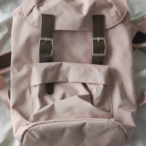 Liten söt ryggsäck ny - Helt ny.  Kan skicka om köparen bet frakt . 