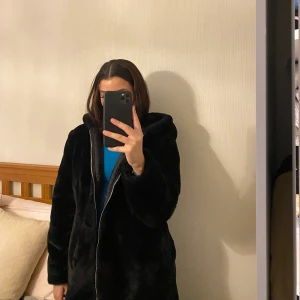 Faux fur Jacket - Varm faux fur jacket i färgen svart. I nytt skick och passar perfekt till lite kallare tider. Jackan är one size och funkar för både för mig som har xs och någon i storlek M.