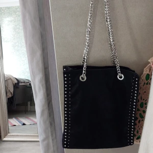 Väska - Väska från Zara i mockaimitation. Lite nött runt kedjan men annars i fint skick. Får plats med en liten laptop. 