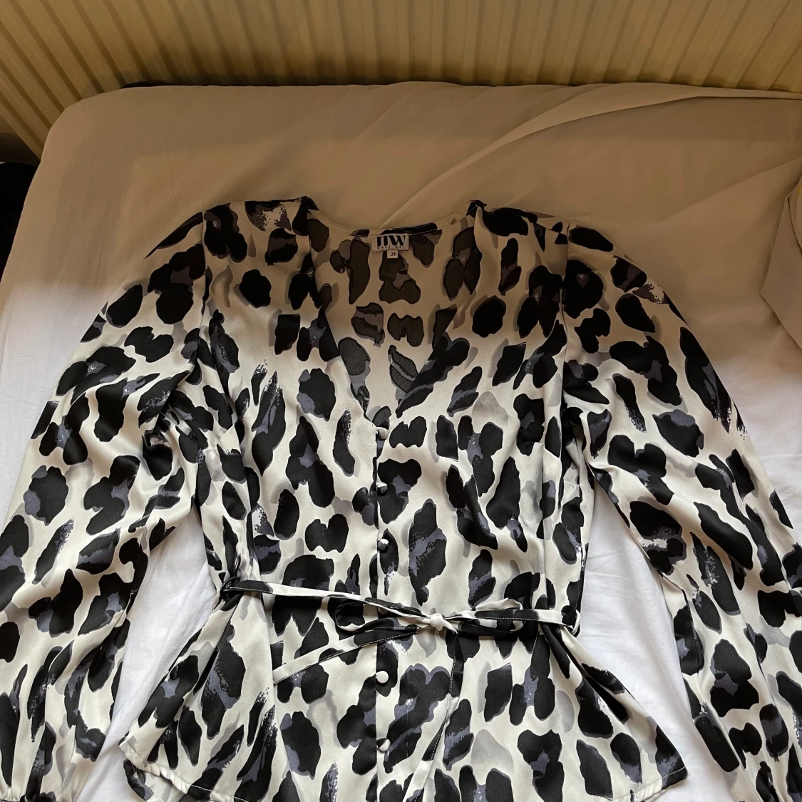 Blus i leopard mönster