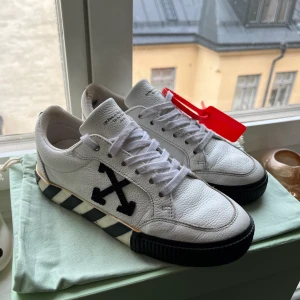 Off-white sneakers - Storlek 35, använda fåtal gånger, lite slitage men går lätt få bort, dustbag och box tillkommer om man vill, Vid snabb affär kan jag sänka priset!