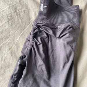 Xshapes tights - Storlek L uppskattar storleken till en M.  Med scrunch.  Helt nya