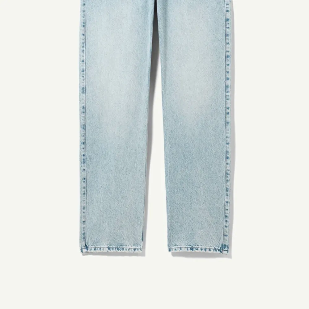 Super fina weekday jeans i modellen Arrow, har tyvärr blivit lite för stora på mig! Sparsamt använda. . Jeans & Byxor.