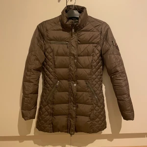 Rock and Blue Mid Beam - Säljer min Rock and Blue då den bara hängt i gardroben senaste vintersäsongerna. Den saknar tyvärr sin luva då jag slarvat bort den under en flytt.   Priset är ett riktpris så jag är öppen för prisförslag! Kan skickas mot fraktkostnad.