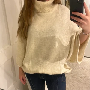 Slutsåld Zara topp! - Stickad tröja från zara som är perfekt till hösten😍Endast använd en gång. Helt slutsåld, kostade 400kr