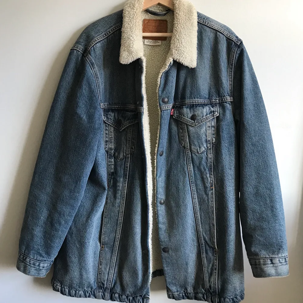 Fodrad jeansjacka från Levi’s i längre modell. Storlek Large. Passar Medium - X-large. . Takit.
