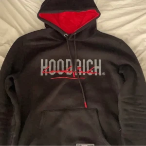 Hoodrich tröja - Hejsan, säljer min hoodrich tröja i fint skick. Priser är ganska fast då det redan är bra pris