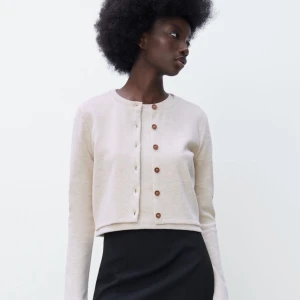 Zara kofta - Fin och mjuk kofta från zara som inte kommit till användning💓