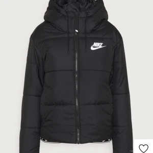 Nike jacka XS/S - Säljer nu min jacka då den ej används mer, använd under en vinter men i otroligt bra skick kan skicka bilder pm vid intresse ✨ nypris var 1200 kr 