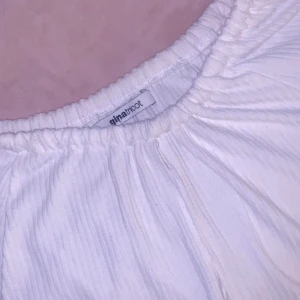 Långärmad tröja med cleevage - En lång äad tröja från Ginatricot i storlek M. Väldigt fin och essentail i garderoben. Ej använt mer än 3 gånger i och med att jag nu växt ut ur den. Kan nog vara bra att ha ett linne under då tröjan är vit. Kan användas på fest och till casual klädsel. 