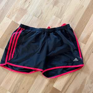 As snygga adidas shorts som passar perfekt lågmidjat. Super till sommaren och träningen om man vill ha det! Helt oskadade och endast använd ett fåtal gånger. Dem passar alla då det är risor och snören i midjan. Pris kan diskuteras<3