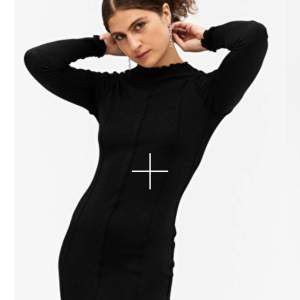 En supersnygg kort, svart klänning från Monki   Aldrig använd och köpt för 350 kronor 🥳