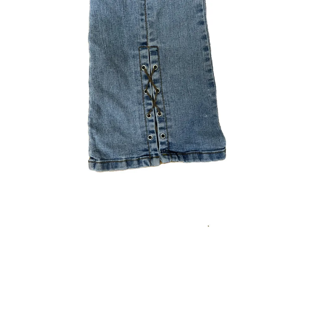 Lågmidjade bootcut jeans med coola fickor och snörning nere i benen💋  Säljer då de är för stora för mig så kommer aldrig till användning. Storleken är L men skulle säga M-L Skriv för fler frågor och tryck inte på köp direkt!!. Jeans & Byxor.