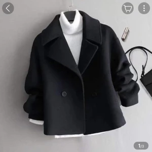 Kort svart kappa - Kort svart kappa i storlek M, köpt för 500kr, säljs för 200kr då den inte passade mig. Helt oanvänd. Köparen står för frakt <3