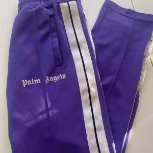 Palm angels byxor - Tjena säljer nu ett par Palm angels byxor. Några vita summar även på byxorna. Inte använda jättemycke men på bild tre finns de en liten flaw men inget man tänker på. Storlek m lite smuts också på Palm angels märket men inget som syns