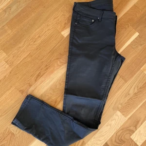 Svarta byxor -  •bra skick •tvättade  •storlek 32/32. Skinny •pris : 50 kr  📬Kan skickas mot fraktkostnad (66 kr) ✅Skickar paketet samma dag  🚫Djurfritt och rökfritt hem  📍Kan mötes upp i Mölnlycke