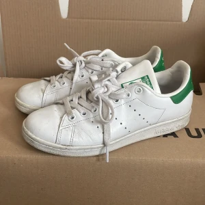 Adidas sam smith  - Använt få gånger, de är fortfarande  mycket bra skick och smutsen går enkelt att få bort. Strl 38