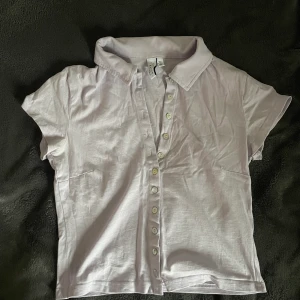 Pikétröja - Jättefin pastell lila pikétopp från & other stories som är i nytt och fint skick. På bilden lite skrynklig och är i verkligheten mer lila. Kan stylas uppknäppt och ihop.