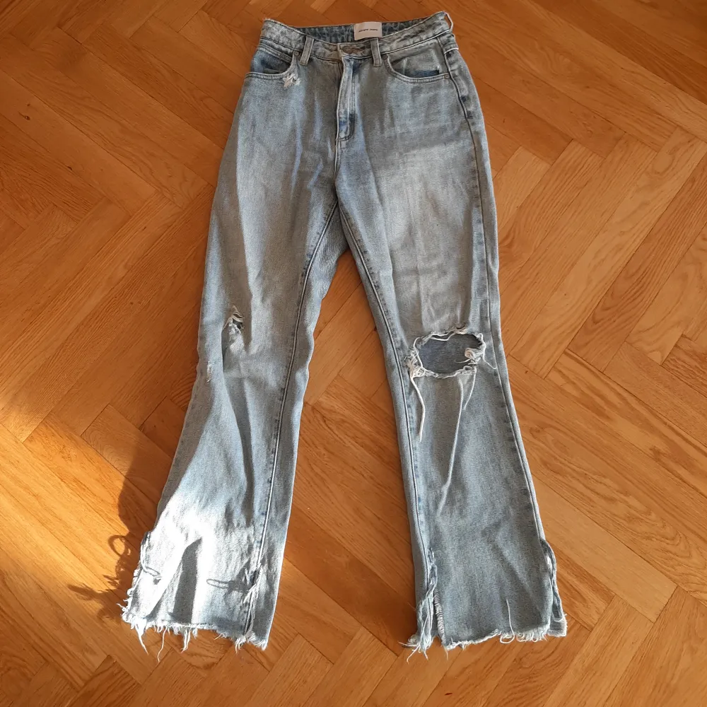 Sparsamt använda supersnygga jeans från Abrand. De är high waist, ripped och har slits. Storlek 24 men skulle säga att de passar äver 25.. Jeans & Byxor.