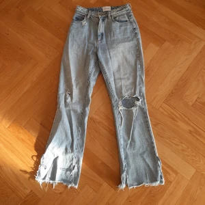 Jeans Abrand XS - Sparsamt använda supersnygga jeans från Abrand. De är high waist, ripped och har slits. Storlek 24 men skulle säga att de passar äver 25.
