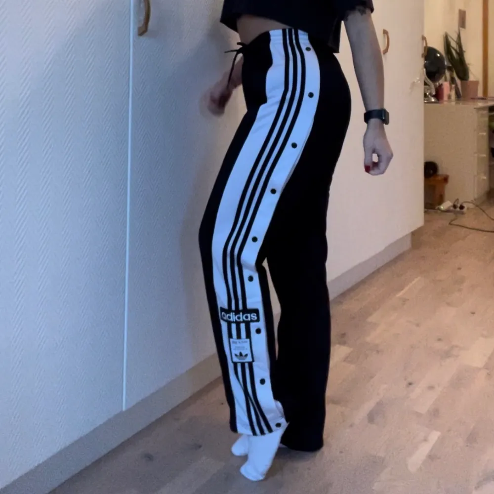 Assnygga track pants! Varsamt använda. Jag är för referens 163 cm. Frakt tillkommer alltid ❤️ . Jeans & Byxor.