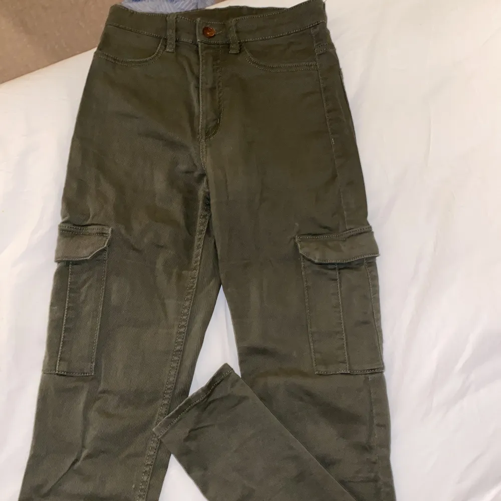 Skinny camouflage cargo pants i storlek 36, men funkar som 34 också😍väldigt fina då det är inne med cargo pants. Jeans & Byxor.