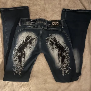 Crazy age - Säljer Dessa galna jeansen som inte kommer till användning längre 😊 passform:bootcut  Midjemått tvärsöver: 36 Innerbenslängd:83