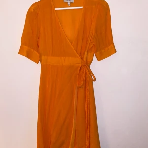 Orange klänning, & other stories  - Superfin somrig klänning, går ungefär till mitten på låren (jag är 175), fina band man knyter runt om midjan. Passar perfekt till boots för uppklätt, men funkar också med sneakers.