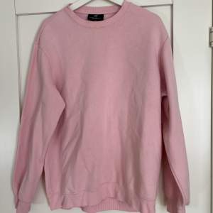 En rosa sweatshirt från H&M i storlek L. Använd men i fint skick. Köpt för 149kr. 