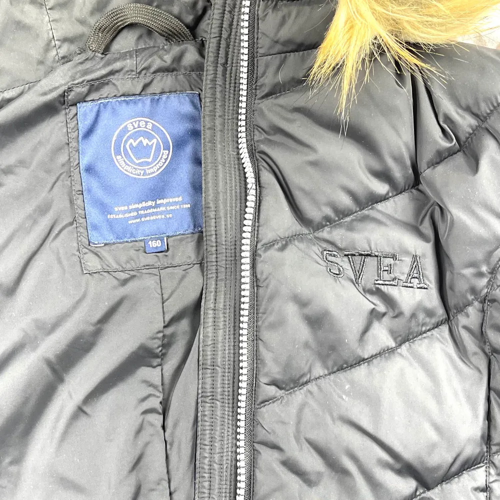 Säljer denna super fina Svea jackan i storlek 160! Köpt för flera år sedan, endast använd en vinter! Frakt tillkommer 70kr❗️. Jackor.