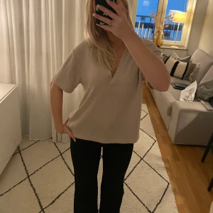 Beige topp med krage  - Så snygg beige topp med krage💗 använd en gång så väldigt bra skick! 