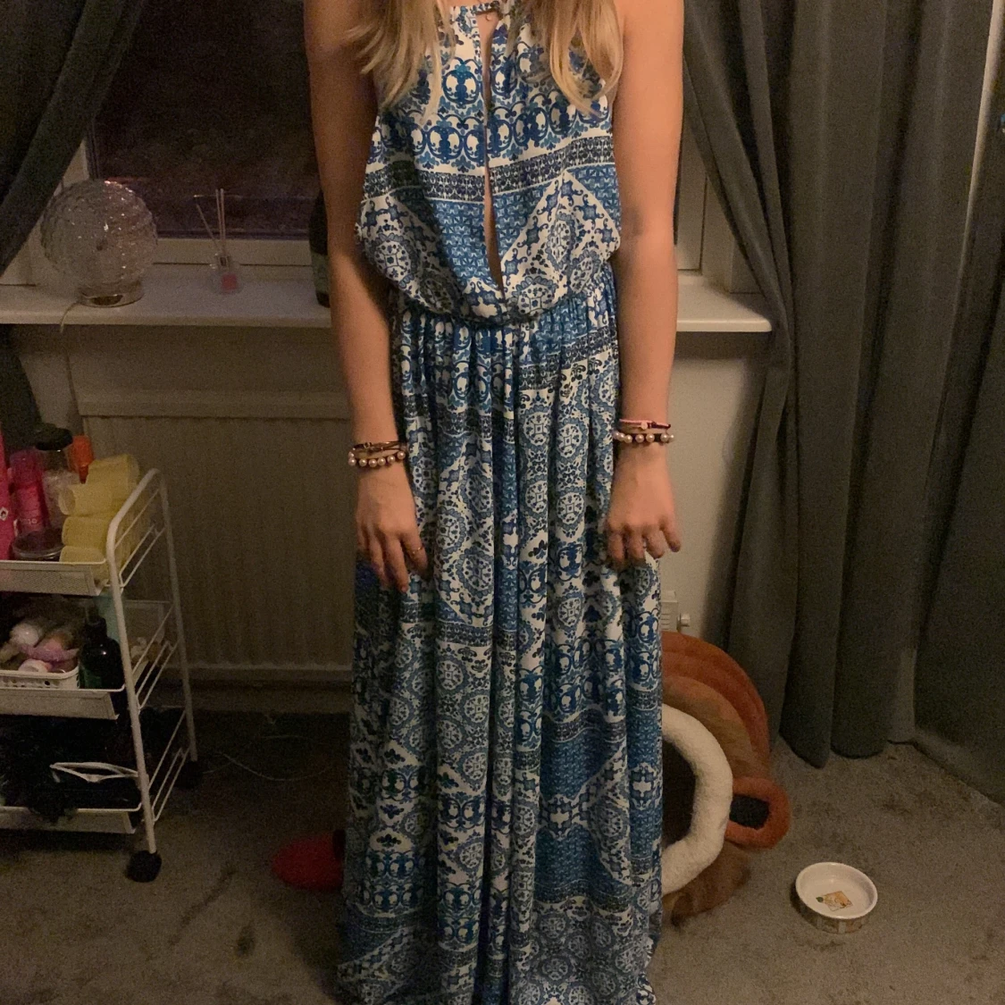 Lång blåvit klänning