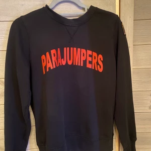 Sweatshirt  - Svart Parajumper tröja med röd text. Köpte den för 1500 kr Bra skick Vill du ha fler bilder eller veta mer är det bara att skriva💘