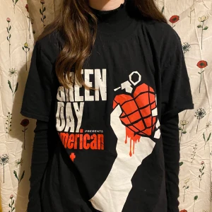 green day tröja - en bandtröja med bandet green day på! en gul fläck men annars i bra skick! säkjs då den inte används tyvärr:(