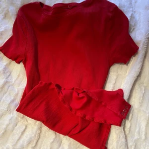 Röd body - Endast använd en gång och väldigt skönt material