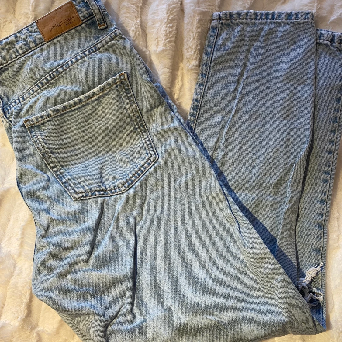 Ljusblåa momjeans med slitningar