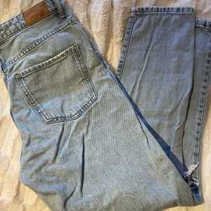 Ljusblåa momjeans med slitningar - Endast använda ett fåtalgånger, bra skick och inga skador